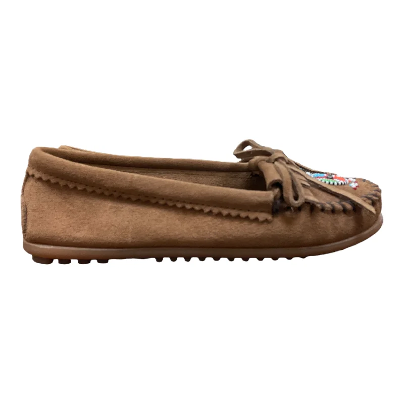 affordable flats for casual wear-Shoes Flats By Minnetonka In Brown, Size: 7.5