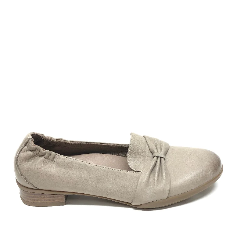 casual flats for relaxed look-Shoes Flats By Dansko In Taupe, Size: 8.5