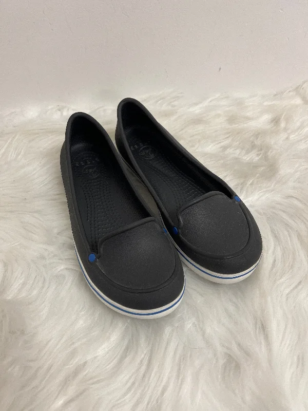 comfortable flats with velvet material-Shoes Flats By Crocs In Black, Size: 6