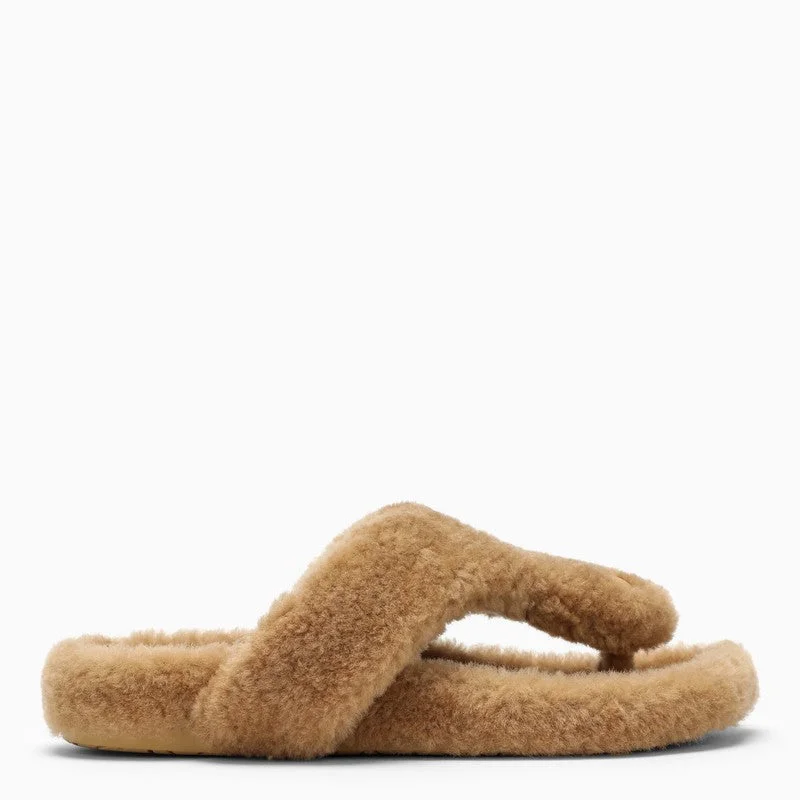 Athletic shoes with modern aesthetics -LOEWE Cozy Chic Beige Shearling Sandal for Women - FW23 Collection